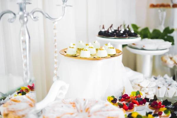 Upgrade Your Experience with High-Quality Cake Bars Carts